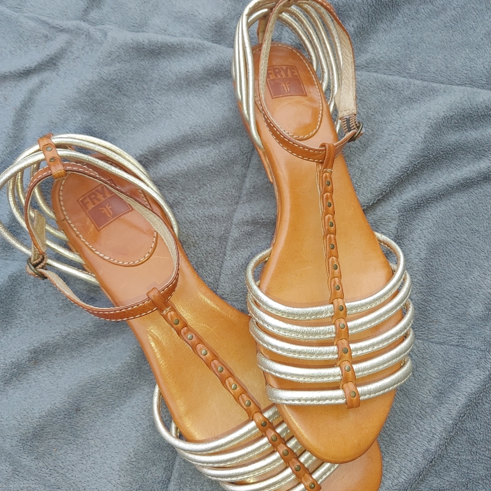 Frye Tan and gold strappy leather 8.5 sandals